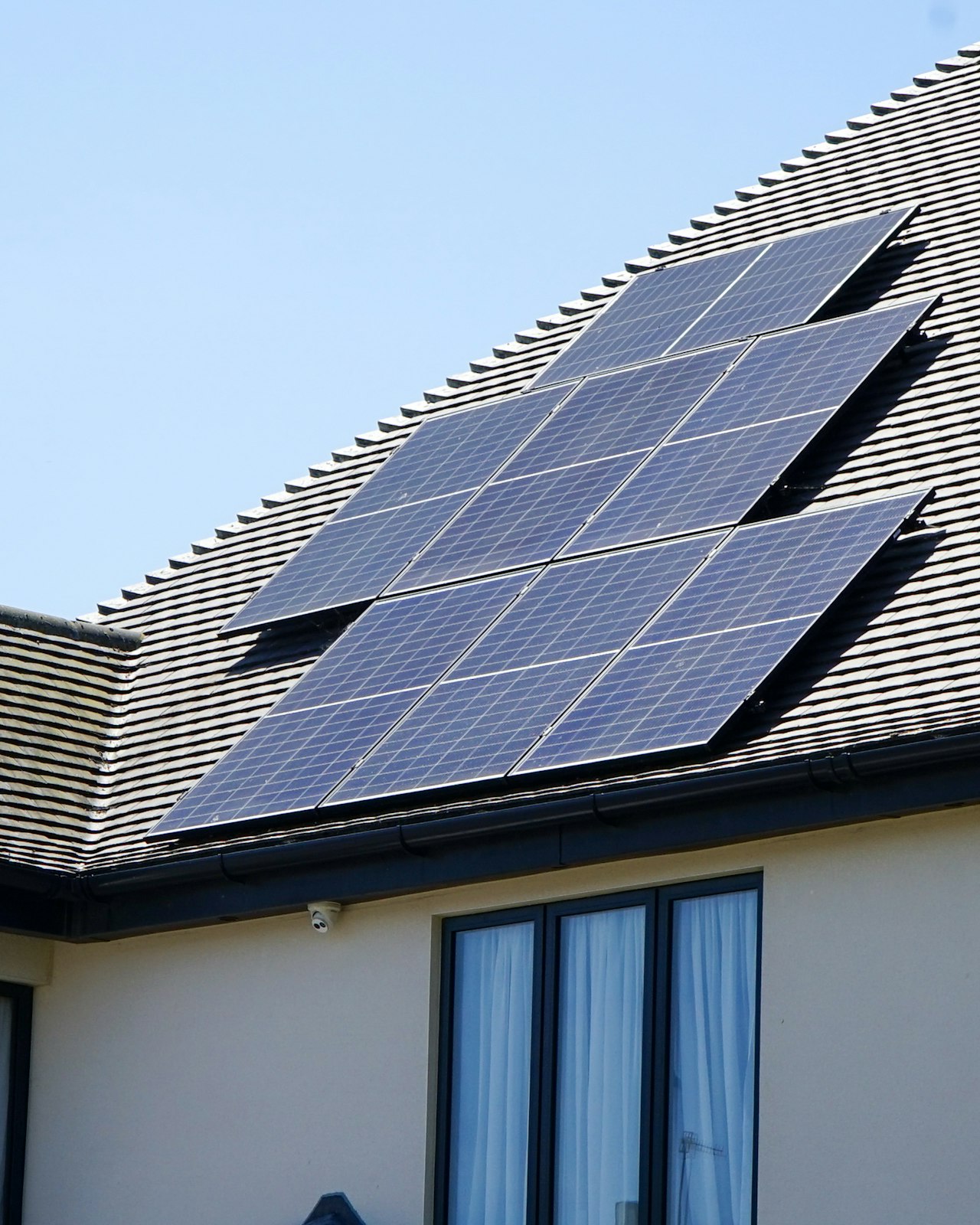 Photovoltaikanlage auf einem Hausdach, installiert von EO Solar